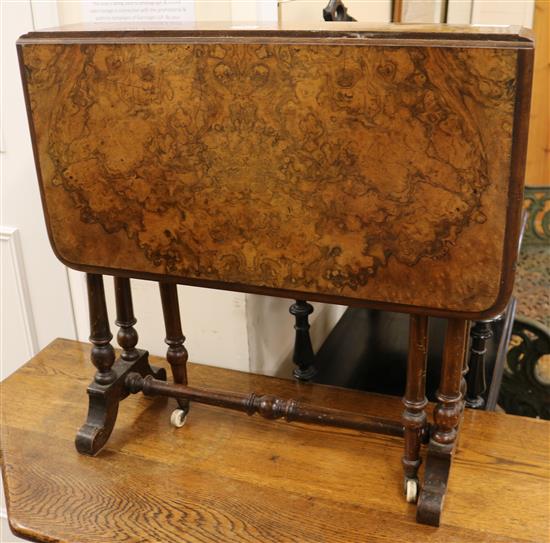 An Edwardian walnut Sutherland table W.61cm